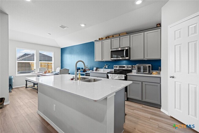 Foto del edificio - 7203 Gilbert Dr