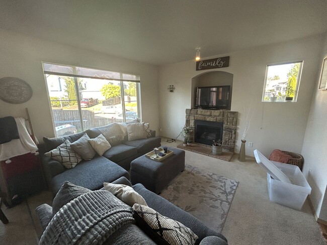 Building Photo - 4B, 2.5BA Pet-friendly home w/2-car garage...
