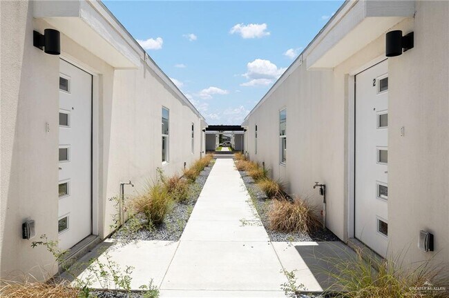 Foto del edificio - 1424 E Iris Ave
