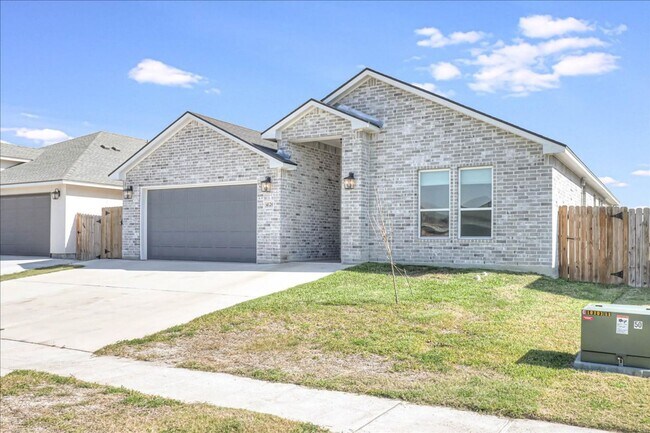 Building Photo - 4126 Azali - 4/bedroom 3/bathroom - $2,800...