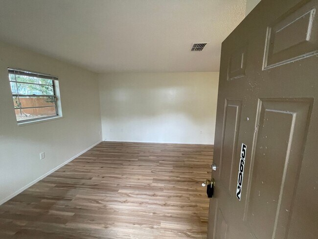 Building Photo - 5602 Montana Ave