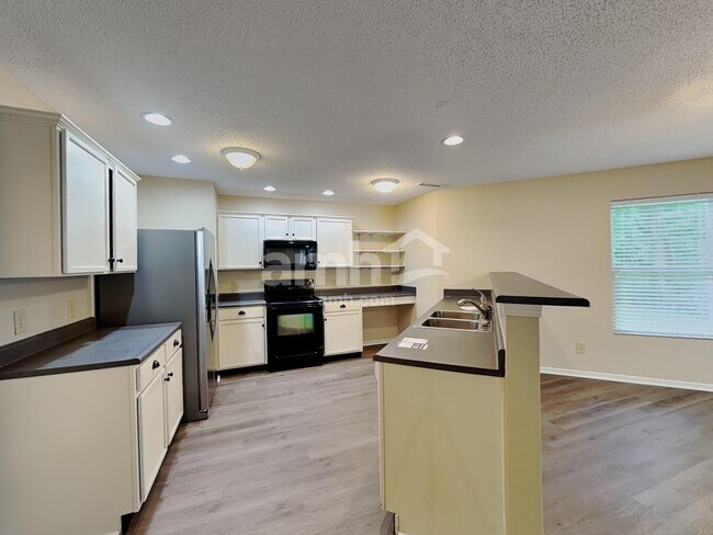 Foto del edificio - 10395 Butler Dr