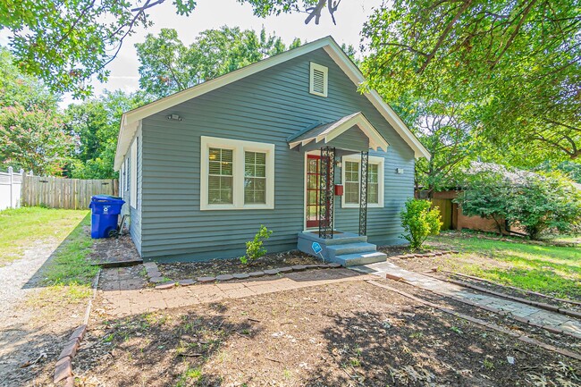 Building Photo - Beautifully remodeled campus home!