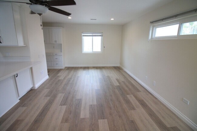 Building Photo - Large 1 bedroom oversized unit with ocean ...