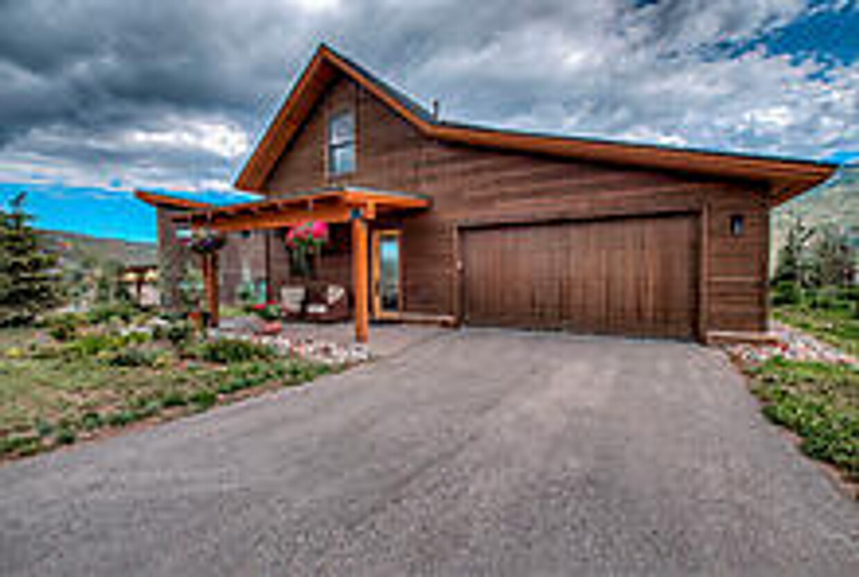 Primary Photo - Winter Seasonal Rental- 122 Moss Way