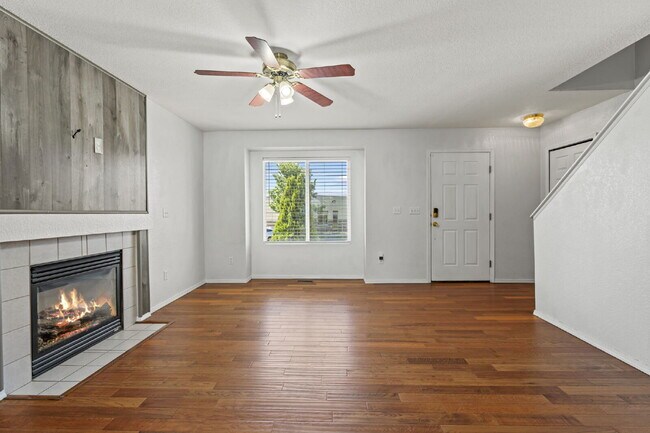 Foto del edificio - Beautiful 3-Bedroom Home with Bonus Room a...