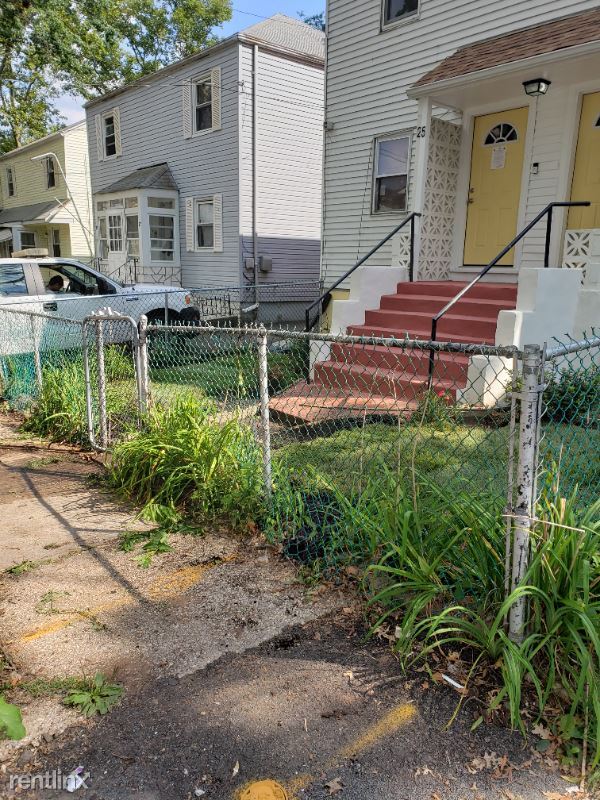 Primary Photo - 3 br, 1 bath Townhome - 25 1/2 Evergreen Ave