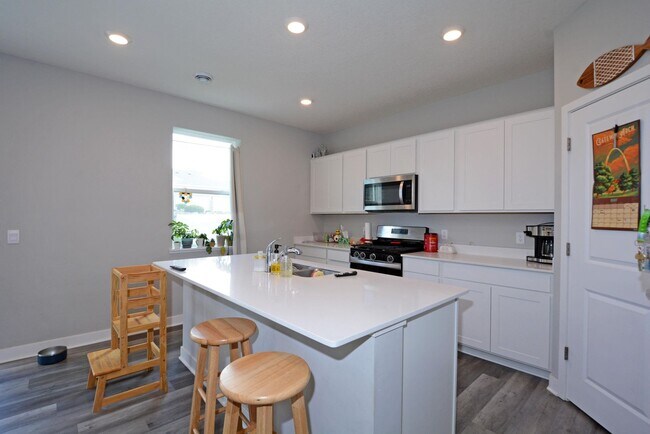 Foto del edificio - Beautiful 4-Bedroom Home with Modern Finishes & 2 Car Garage!