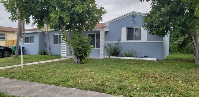 Building Photo - 835 NE 178th Ter