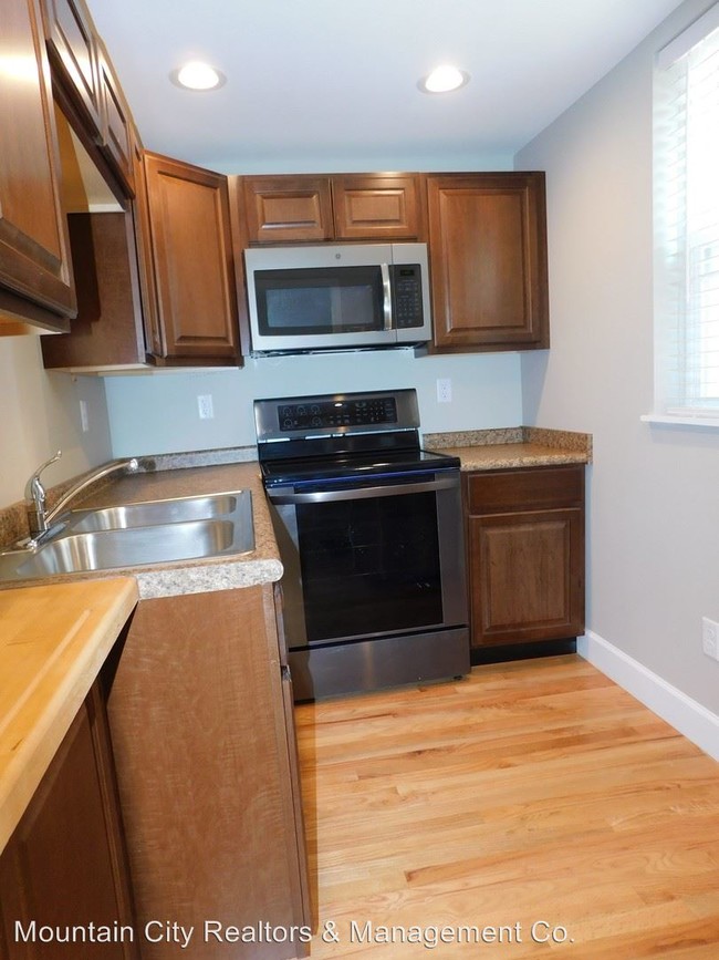 Building Photo - 1 br, 1 bath House - 1006 Forest Avenue
