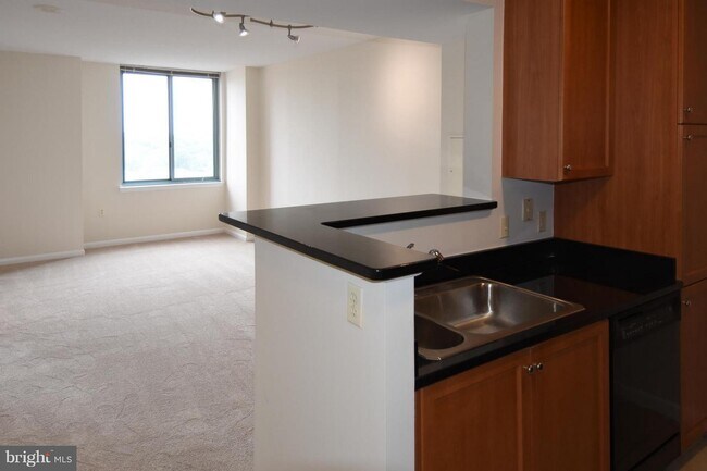 Building Photo - 851 N Glebe Rd