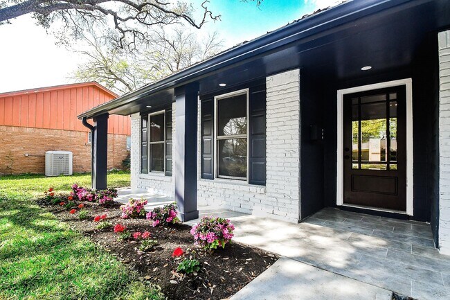 Building Photo - 5850 Duxbury St