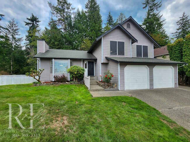 Foto del edificio - Spacious Tri-Level in East Bremerton | Cor...