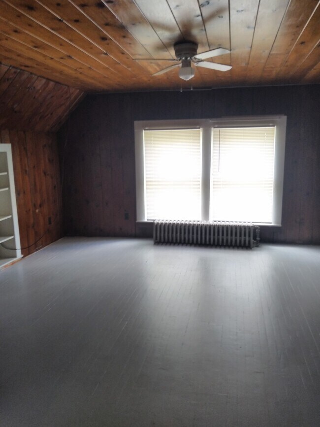 Building Photo - 2 Bedroom 1 Bathroom with Claw foot Tub