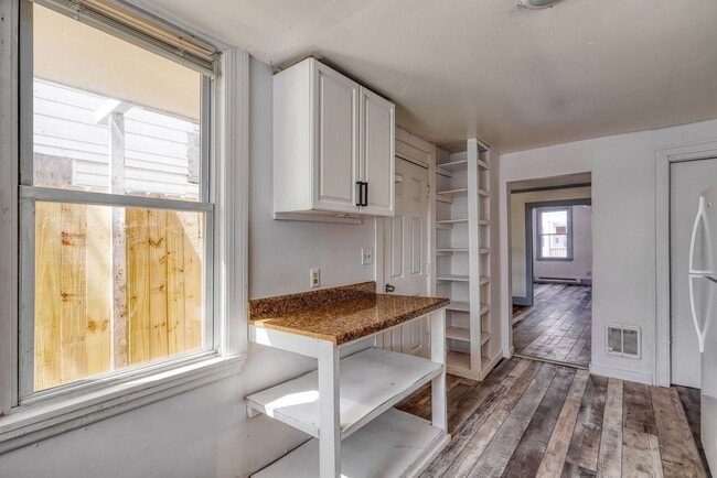 Building Photo - Newly Renovated 3 Bedroom, 1 Bathroom Townhouse