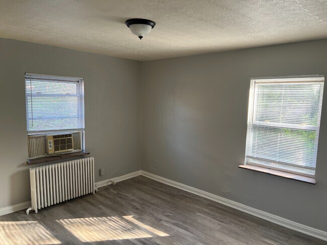 Foto del edificio - Spacious, Newly Updated 1-Bed Near UC & Downtown — Off-Street Parking, Radiant Heat