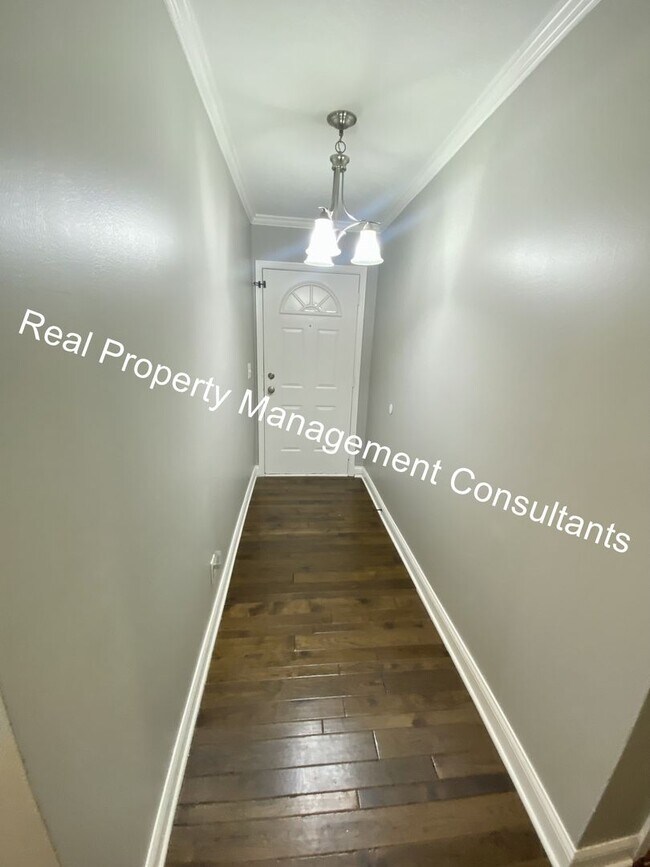 Building Photo - Charming 4 Bedroom 2 Bathroom Available Now