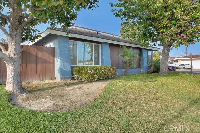 Foto del edificio - 8585 Lampson Ave
