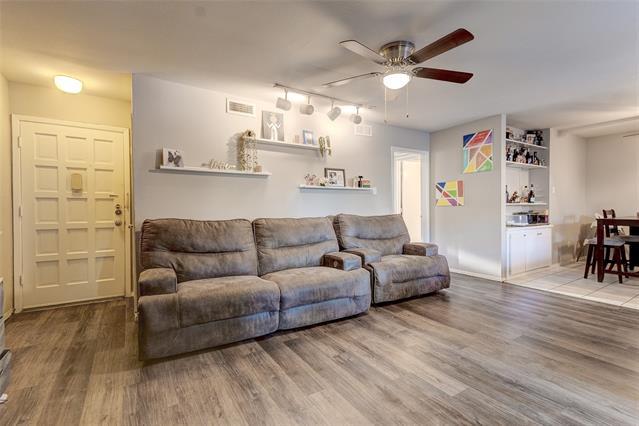 Foto del edificio - 5150 Amesbury Dr