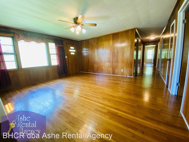 Foto del edificio - 4 br, 1.5 bath House - 646 Ivy Hill Rd