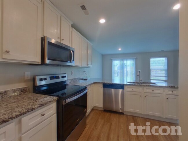 Foto del edificio - 1225 Standing Oak Dr