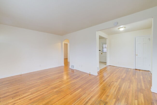 Building Photo - 2 bedroom Brick Single Family Home!