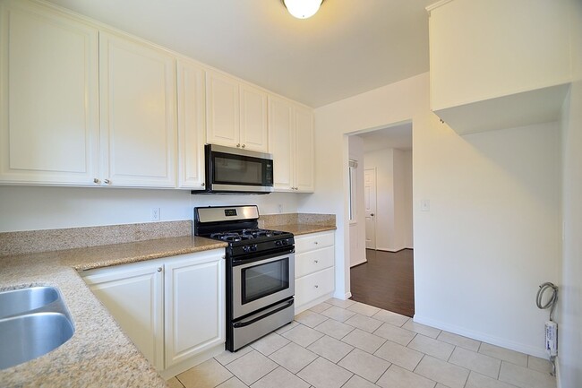 Building Photo - Updated 3 Bed Home w/2 Car Garage