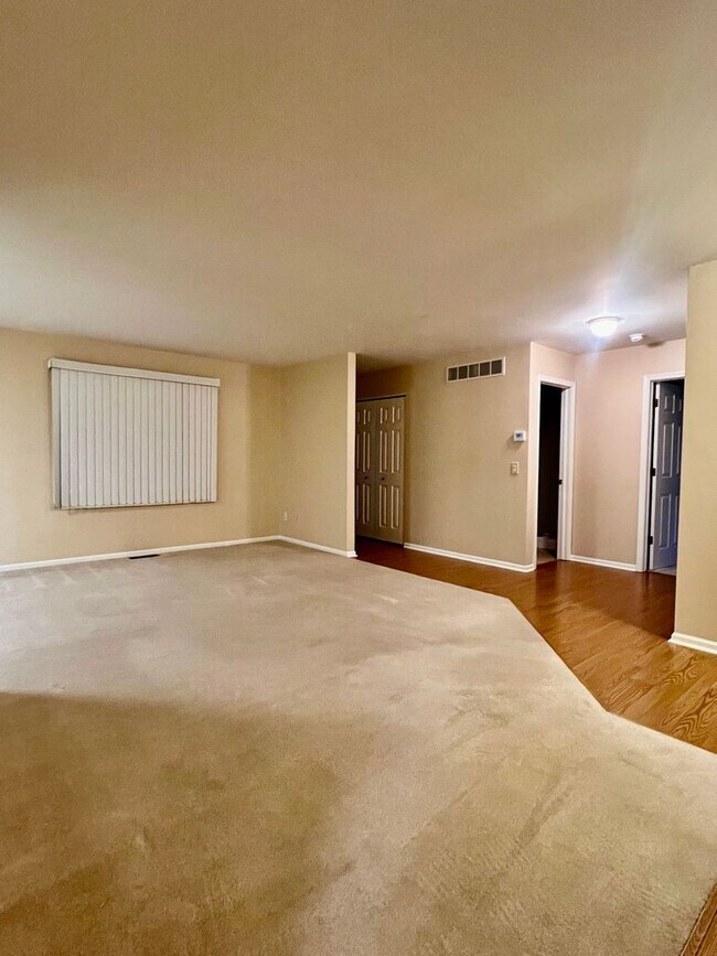 Building Photo - 3 Bedroom, 3 Bath Condo in Woodbridge Hills