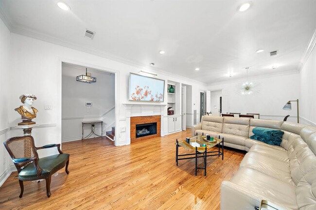 Foto del edificio - 5136 Chevy Chase Dr