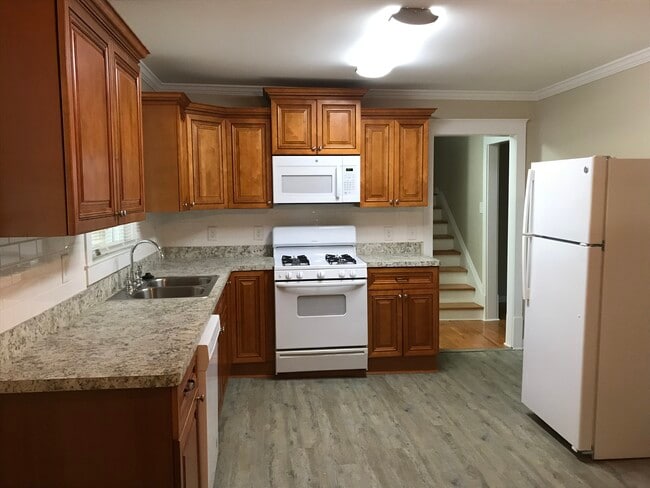 Foto del edificio - 3823 Kingswood Dr
