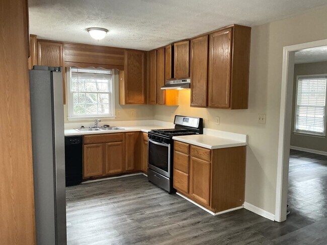 Building Photo - 144 Robin Hood Dr