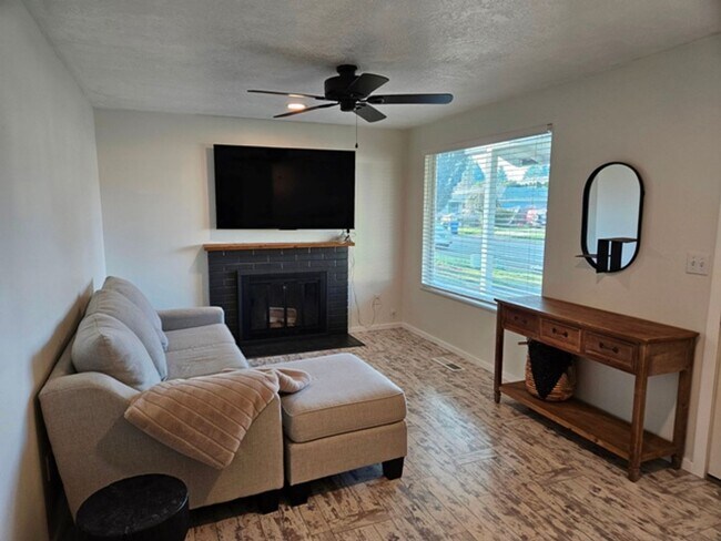 Foto del edificio - 3Bd/1Ba Single Story Home - For viewing!