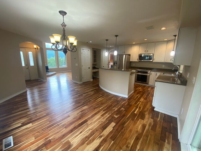 Building Photo - A gorgeous Eagle River home with views for...