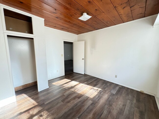 Building Photo - 3 bed /1 ba apt (tri-plex)- S.Yuba City