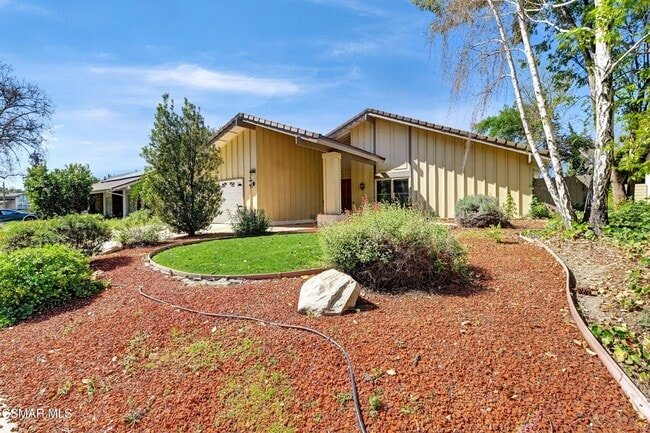 Building Photo - 2923 E Sierra Dr