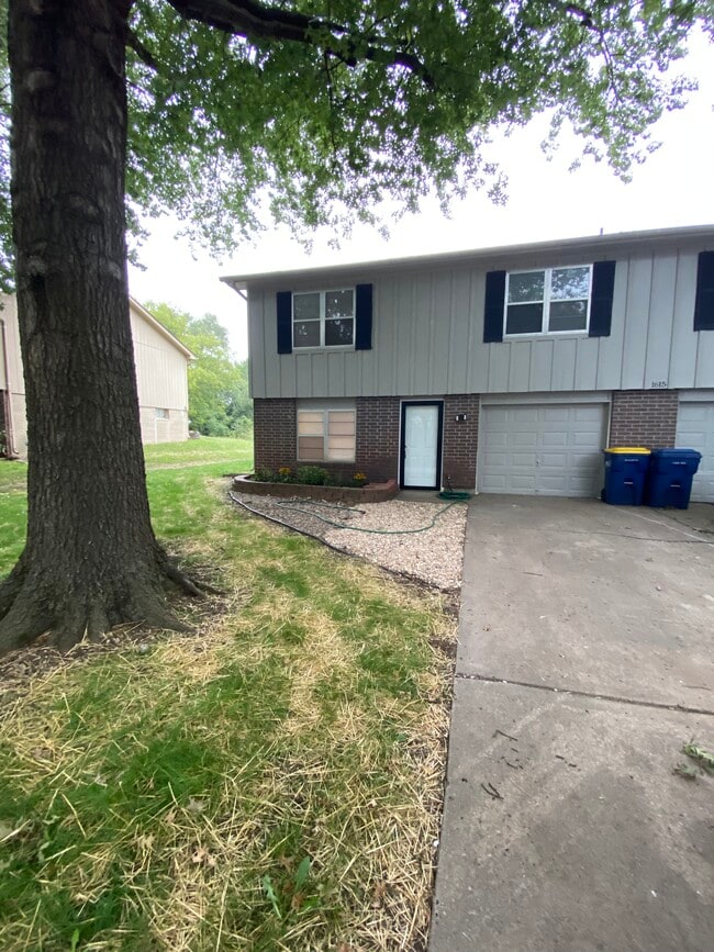Building Photo - 1615 NE White Dr
