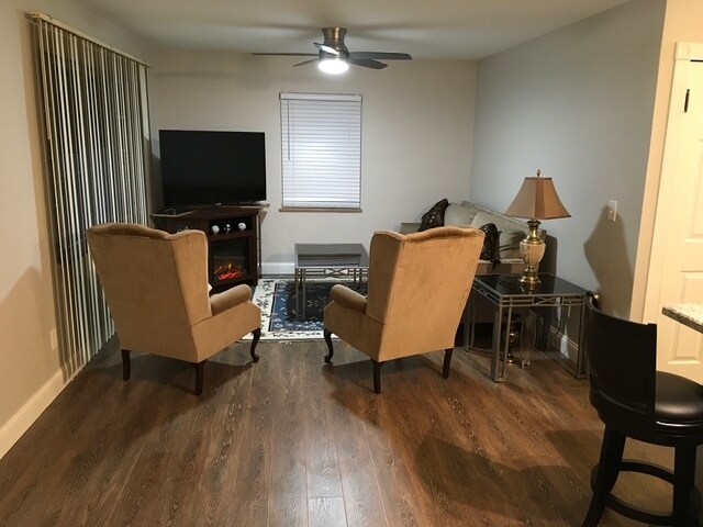 Liv Rm - 2251 Dartmouth Ave