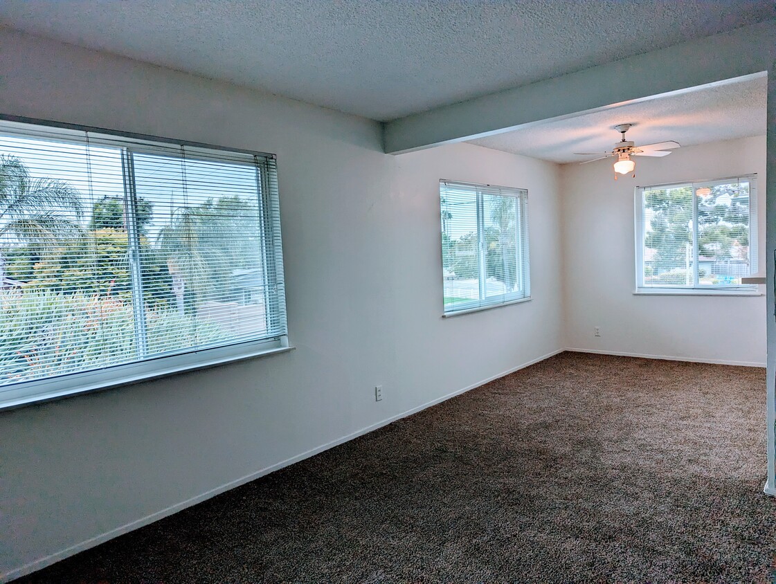 Living and dining area - 2988 Royal Palm Dr