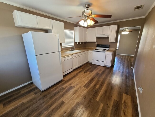 Building Photo - Coming August 2025... Charming 2-Bedroom H...