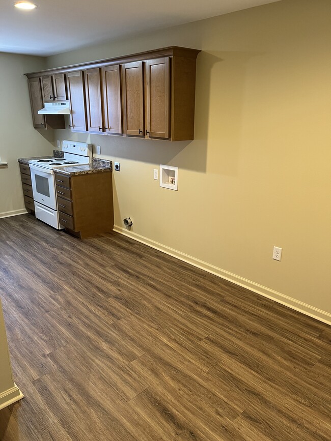 Building Photo - Oak Creek Apartment