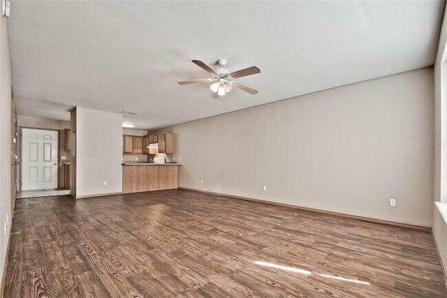 Building Photo - 2614 Meadow View Dr