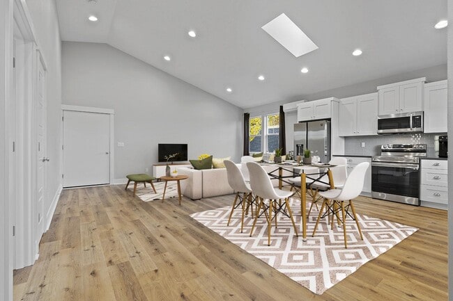 Building Photo - Modern Hillsboro apartment 2 blocks from O...