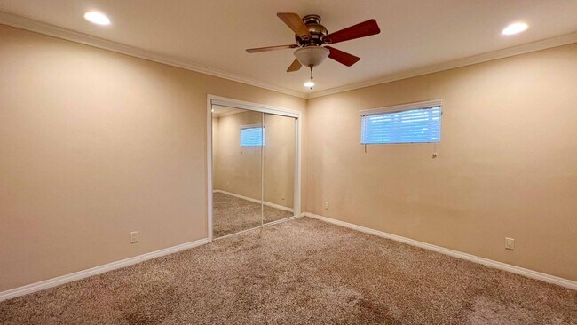 Foto del edificio - 5635 Urban Dr