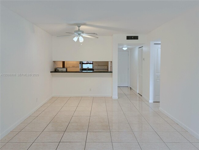 Foto del edificio - 8550 N Sherman Cir