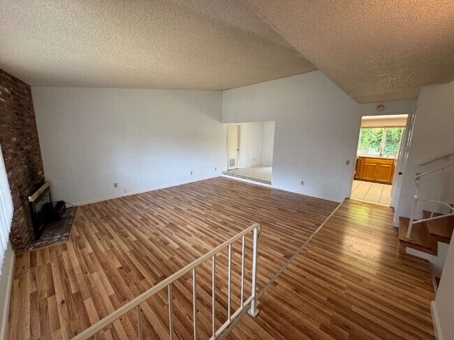 Foto del edificio - Large 4 Bedroom / 3 Bathroom, Split-level ...