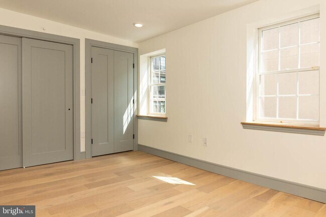 Building Photo - 327 S 16th St