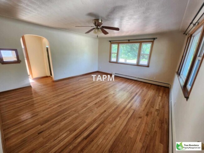 Building Photo - Nice 2 Bedroom Apartment