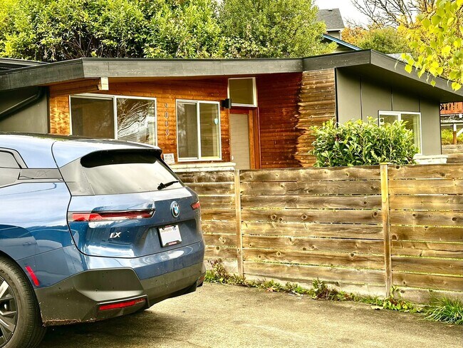 Foto del edificio - Stylish 4-Bed, 3-Bath Home in South Seattle