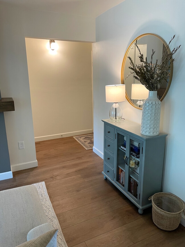 Building Photo - 1 Normandy Square Ct