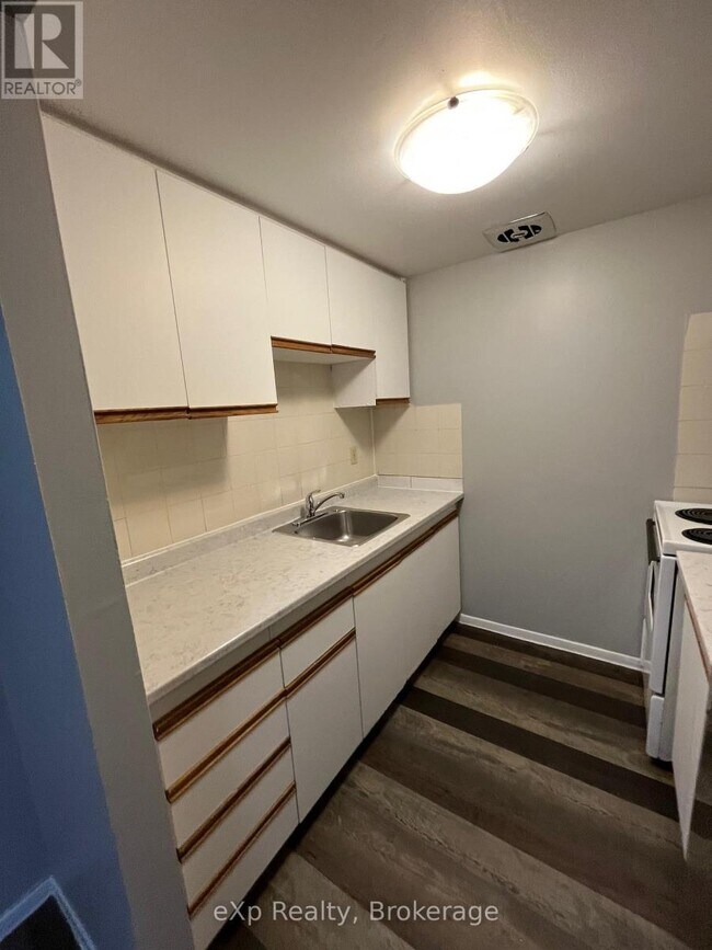 Photo du bâtiment - 1200 Courtland Ave E